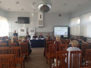 Fotografia kolorowa obrazująca przebieg debaty przedstawicieli Policji, samorządu z mieszkańcami gminy wiejskiej Chodzież.