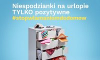 Kolorowy obraz przedstawiający szafkę z otwartymi szufladami oraz ubraniami, w górnej części obrazu napis Niespodzianki na urlopie tylko pozytywne Stop Włamaniom do Domów.