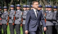 Zdjęcie kolorowe Prezydent RP Andrzej Duda oraz  kompania reprezentacyjna Policji