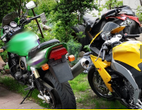 zdjęcie w kolorze - dwa stojące motocykle