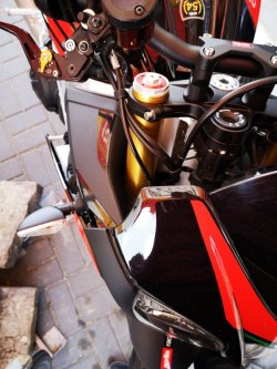 Fotografia kolorowa obrazująca kierownicę od motocykla