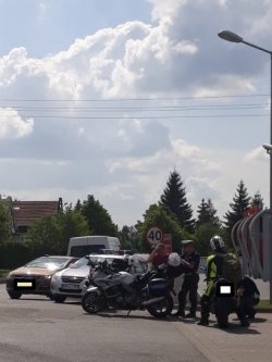 Fotografia kolorowa - policjanci ruchu drogowego zatrzymali do kontroli drogowej kierowcę.