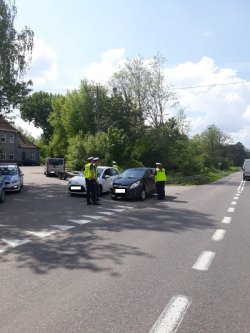 Fotografia kolorowa - policjanci ruchu drogowego prowadzą kontrole drogowe.