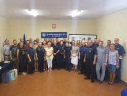 zdjęcie kolorowe, policjanci i pracownicy KPP w Chodzieży