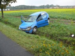 zdjęcie w kolorze - corsa niebieska po dachowaniu na polu