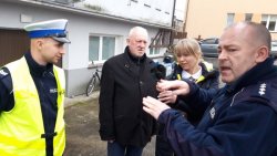 zdjęcie w kolorze - policjantka z Ukrainy poznaje sprzęt ruchu drogowego do badania pomiaru prędkości TruCam