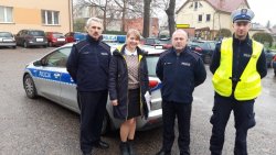 zdjęcie w kolorze - wspólna fotografia szefa chodzieskiej Policji z gościem z Ukrainy oraz policjantami ruchu drogowego