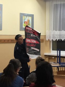 zdjęcie w kolorze - nadkom. Żulewska prezentuje plakat kampanii MSWiA