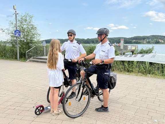 Policjanci KPP w Chodzieży podczas patrolu rowerowego w rejonie akwenu.