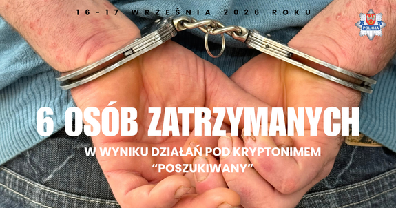 Fotografia rąk osoby zatrzymanej posiadającej środek przymusu bezpośredniego w postaci kajdanek na ręce trzymane z tyłu